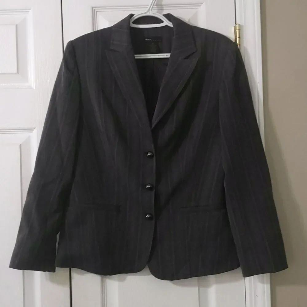Grace Element gray pinstriped blazer
Sz 10
NWOT